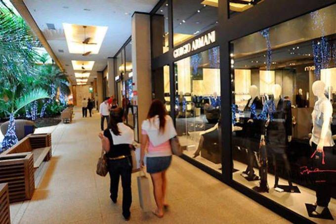 Após 6 meses em queda, comércio tem primeira alta em junho, de 1,3%
